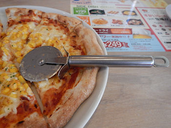 ガスト249円 たっぷりマヨコーンピザ キッズと比べる 写真